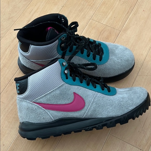 Nike Hoodland Particle Grey/Bright Magenta  size 11 - Picture 2 of 16